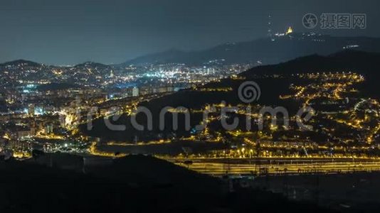 巴塞罗那和巴达洛纳的天际线，地平线上的房屋和大海的屋顶，夜幕降临视频