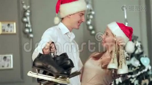 一对在圣诞树前抱着的滑稽夫妇视频