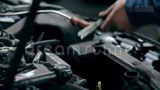 修理汽车发动机的服务员视频
