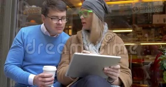 年轻夫妇在城里喝咖啡，用垫子视频