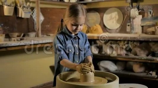 陶器车间。 一个小女孩做了一个粘土花瓶视频