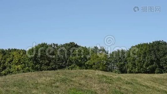 小山顶着蓝天.视频