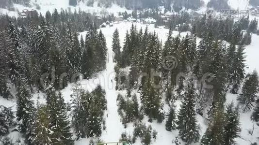 飞越喀尔巴阡山的滑雪场。 空中俯瞰人们在滑雪板上下降。视频