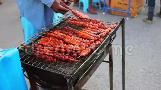 Bbq在街上用油条炸肉。 街头食品视频