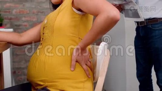 怀孕的亚洲女人有背痛视频