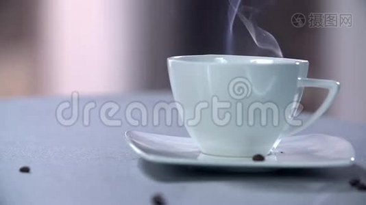 热咖啡杯加一些可见的蒸汽视频