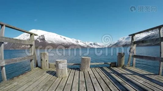 雄伟壮丽的雪山，下面有平静的蓝色深峡湾视频