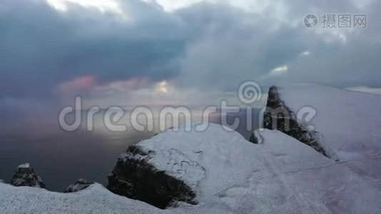 在法罗群岛¸丹麦皇家群岛的法罗群岛足总航空景观。 与无人驾驶飞机在悬崖和群山旁边飞行视频