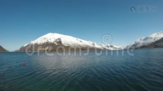 雄伟壮丽的雪山，下面有平静的蓝色深峡湾视频