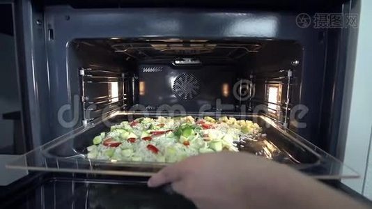 试着用多汁的食物烤炉视频