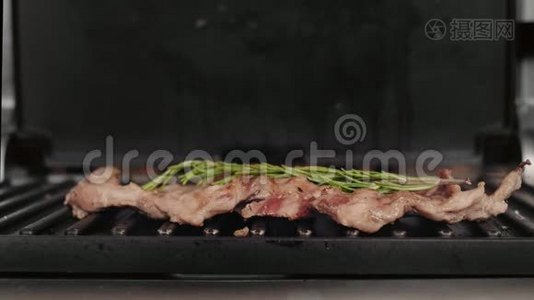 电动烤架上的美味牛肉视频