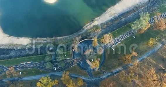 城市公园的湖泊空中视频