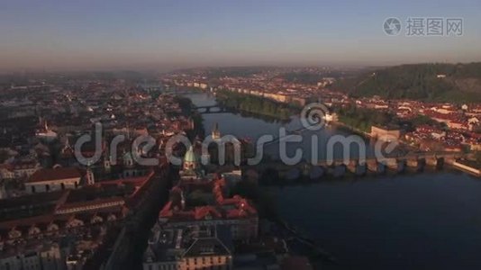 从空中可以看到布拉格的老地方和日出时在Vltava河上的桥梁。 查尔斯桥。 城市景观视频