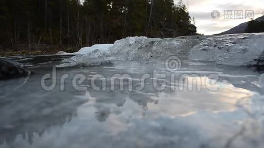 冰寒的山溪溪流，大量的冰积流入河流视频