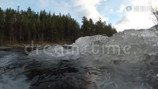 冰寒的山溪溪流，大量的冰积流入河流视频
