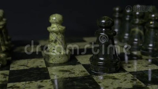 象棋比赛。 白卒打败黑卒.. 有选择的焦点。 棋卒败卒.. 黑色棋子详情视频