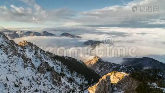 雾蒙蒙的早晨，云上流淌，冬天的群山，时间的流逝视频