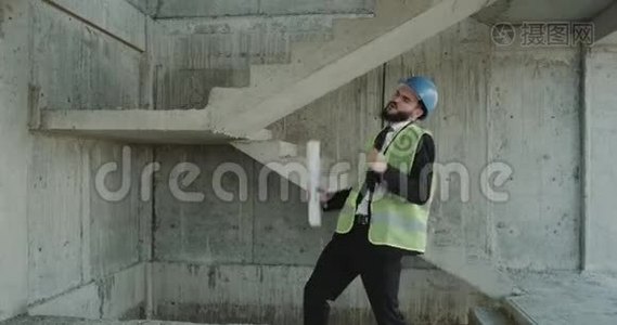 年轻的建筑师在建筑里跳舞。 4k视频