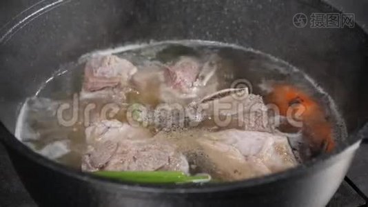 传统牛肉汤，蔬菜，骨头和配料在锅，烹饪食谱。 锅中的汤，上面有瓢视频