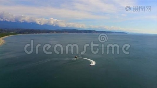 用水上滑板车俯瞰海面视频