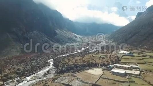 珠穆朗玛峰巴塞坎特旅景-泰国，尼泊尔。 无人机录像。视频