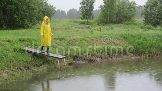 农夫喂鱼雨视频