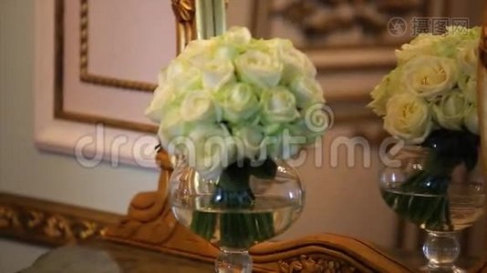 玻璃花瓶里放着白色玫瑰和甘蓝康乃馨的花束视频