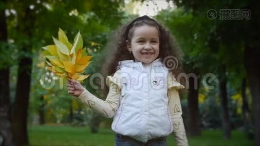 美丽时尚快乐微笑时尚欢乐欧洲小可爱女孩穿白色夹克背心和长金发视频