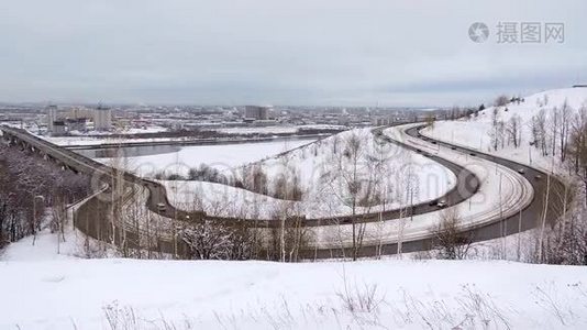 冬天在雪道上开车，在高速公路上开车视频