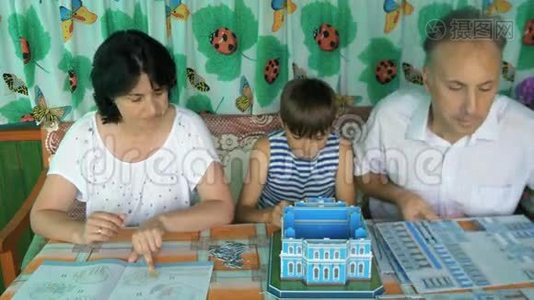 一家人在桌上玩游戏视频