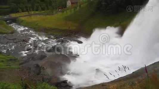 在多雨的天气下在挪威山区瀑布视频