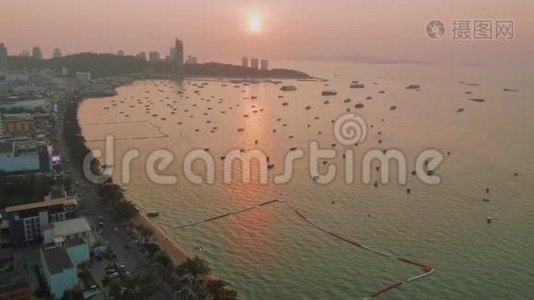 在Pattaya湾，在象形日落时，在阳光下观看船只和船只视频