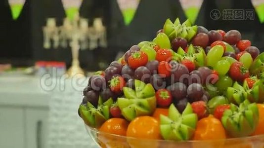 餐桌上的新鲜水果庆祝视频