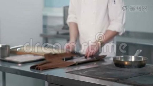 厨师在餐厅的厨房磨刀视频