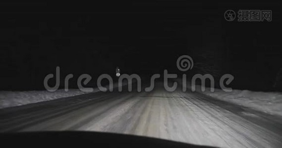 在冬季前景的夜间道路上开车视频