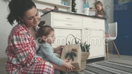 漂亮的年轻妈妈和她可爱的小女儿在厨房里烤饼干切割器微笑视频