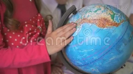 学前女孩旋转世界地球模型视频