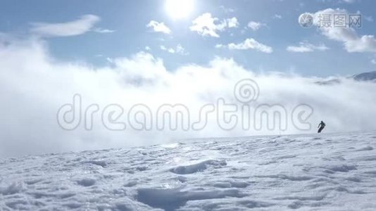 冬季雪雪滑雪胜地的云视频