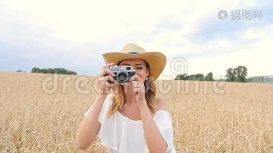 女人在球场上用复古摄像机拍照视频