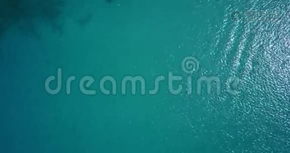 白色游艇停泊在意大利奥托亚德里亚海视频