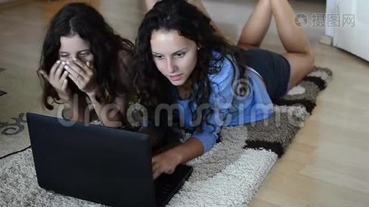 姐妹们在看手提电脑视频