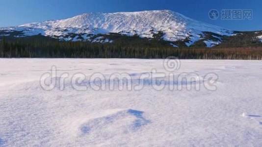 日出时山顶。 乌拉尔山。 伊雷梅尔。视频