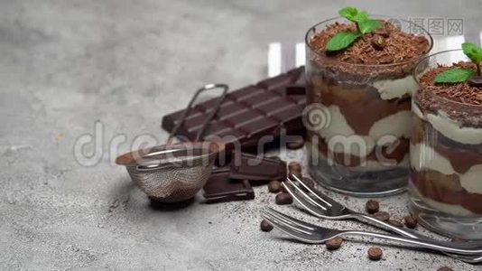 两份经典的提拉米苏甜点在玻璃和巧克力棒的具体背景视频