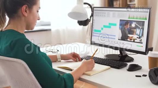 家里有笔记本电脑视频编辑程序的女人视频