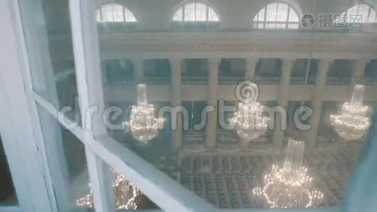 古典风格风琴厅，配有大玻璃餐具室的多莉镜头视频