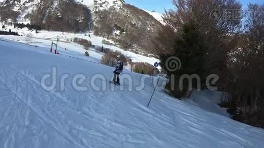 年轻滑雪者在法国比利牛斯山滑雪坡下降视频