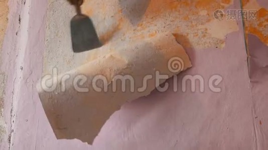 装饰粉色壁纸一面墙，家修.. 人用专用抹刀剥旧壁纸..视频