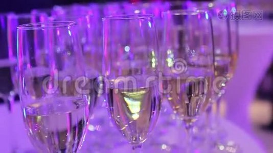 餐厅里的自助餐桌上放着香槟的酒杯，餐厅里放着酒杯和香槟的破桌子视频