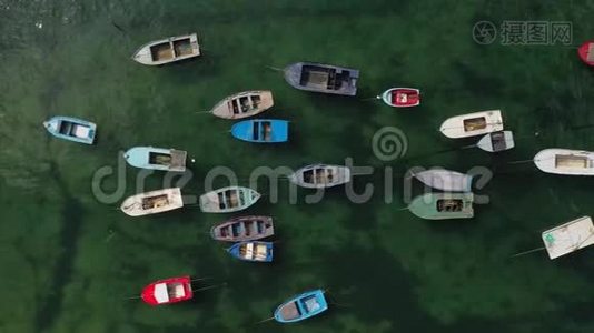 海上停泊的木制渔船，俯视视频