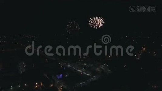 夜空中美丽的烟花表演视频